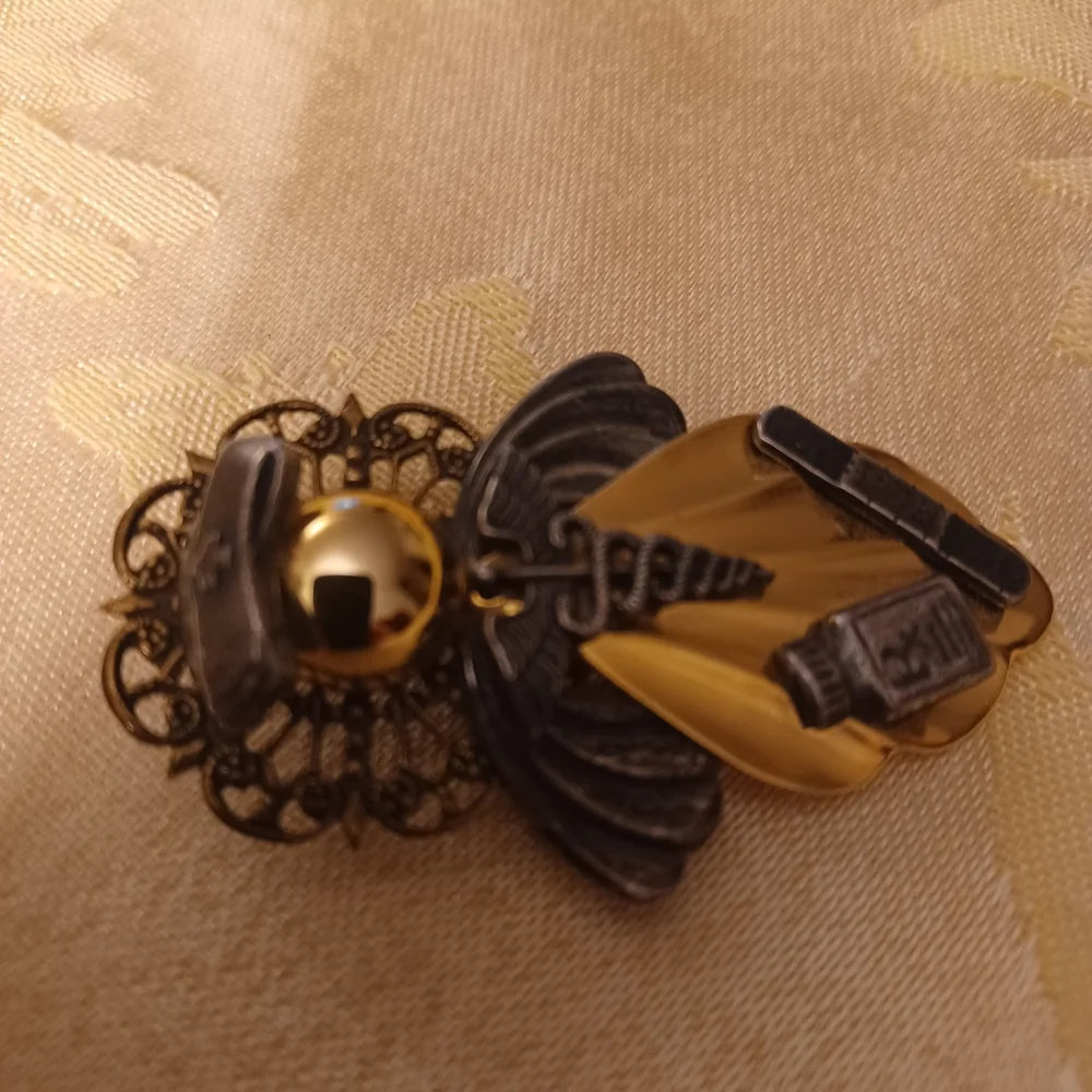 Healing Angel Nurse Brooch Pin - Picture 4 of 5